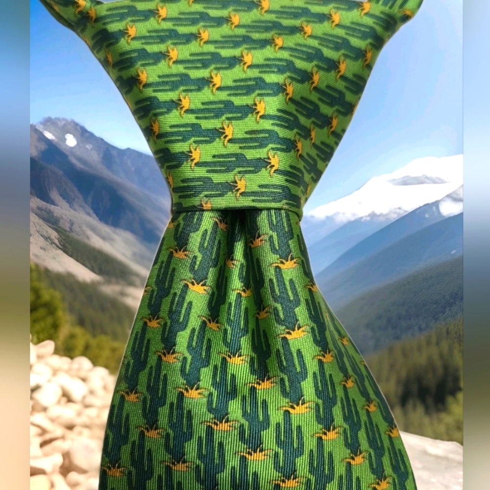 Gucci Men's Neck Tie , Green Cactus Hand Sewn 100 Silk.